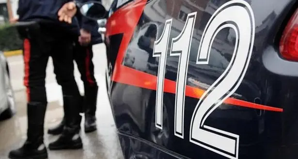 Minaccia i genitori e distrugge la casa: 30enne arrestato per maltrattamenti