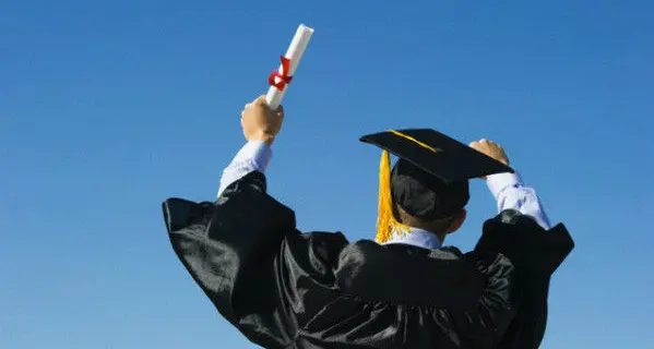 In Piazza d'Italia 600 ragazzi festeggiano la laurea con il lancio del tocco