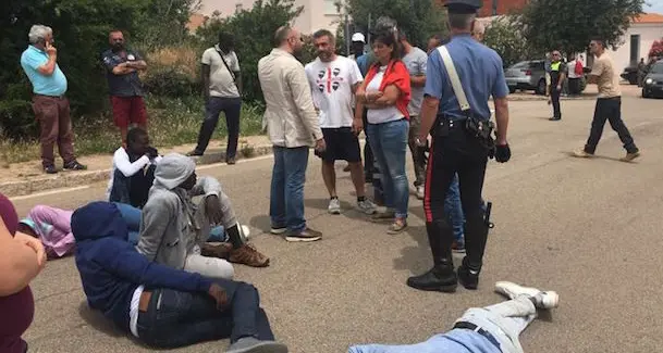 Strada per il mare bloccata: nuova protesta di alcuni migranti che chiedono di lasciare l'Isola