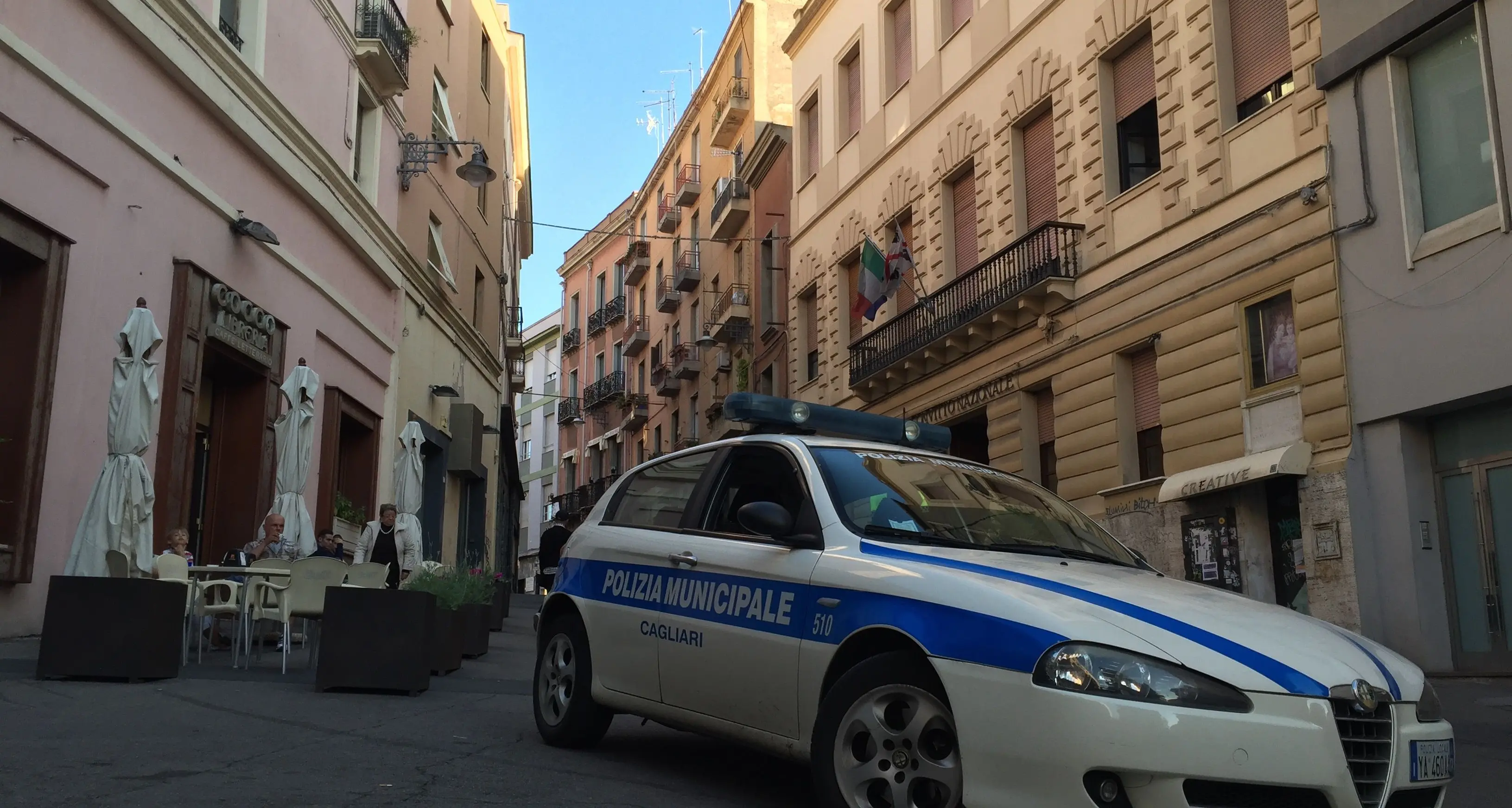 In via Manno i vandali danno fuoco ad alcune scatole di cartone che si trovavano davanti a un negozio e danneggiano la vetrina