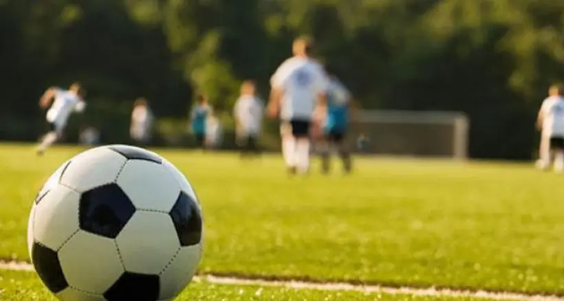 Infarto in campo: calciatore di 45 anni salvato dal defibrillatore