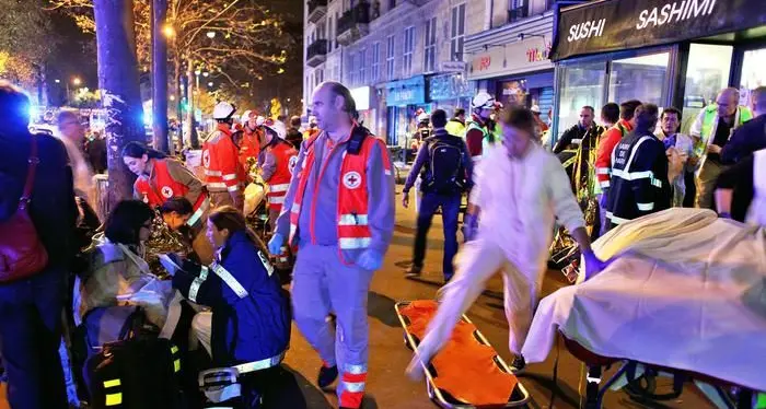 Strage di Parigi. Chi ci guadagna da tutto ciò? Viene da chiedersi. Saranno chiuse le porte ai migranti?