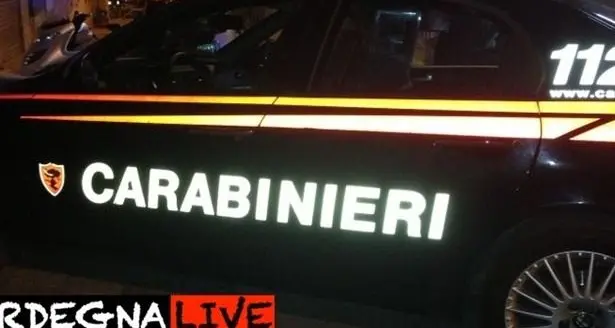 Non si fermano al posto di blocco, speronano un'auto dei carabinieri facendola finire contro un muro