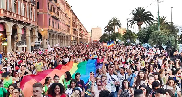 Sardegna Pride, sfilano in migliaia contro l’omofobia: “Cagliari dice no alle discriminazioni”