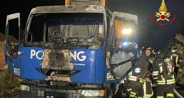 Autocarro in fiamme sulla ss 125, intervengono i Vigili del fuoco