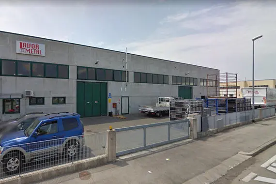 Una veduta esterna della Lavor Metal a Loreggia (Padova) tratta da google maps. Un operaio che lavorava nella ditta Lavor Metal \\u00E8 morto dopo essere caduto da un\\'impalcatura alta cinque metri, 28 settembre 2021. Il pronto soccorso del Suem 118 \\u00E8 giunto sul posto in elicottero ma gli operatori sanitari non hanno potuto far altro che constatare la morte a causa dei traumi troppo gravi.\\nANSA/GOOGLE MAPS\\n+++EDITORIAL USE ONLY - NO SALES+++