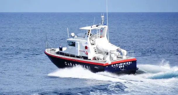 Sequestrati in mare un palamito e 56 nasse: non segnalati e pericoli per la navigazione