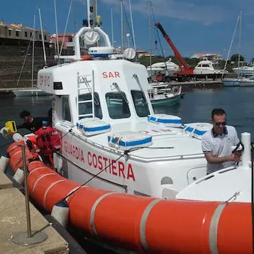 Cade in mare con il parapendio a Porto Torres, salvato dalla Guardia costiera