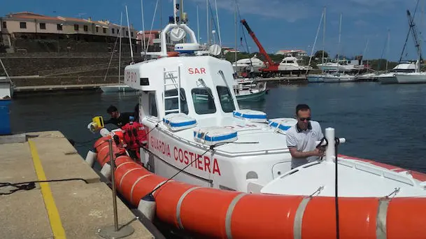 Cade in mare con il parapendio a Porto Torres, salvato dalla Guardia costiera