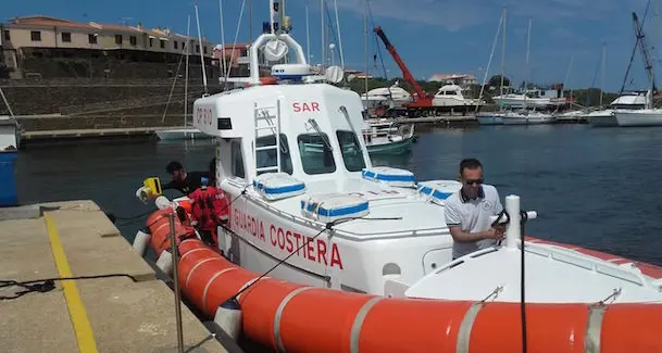 Cade in mare con il parapendio a Porto Torres, salvato dalla Guardia costiera