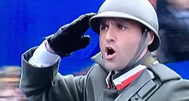 Tutti in piedi: passa la Brigata Sassari