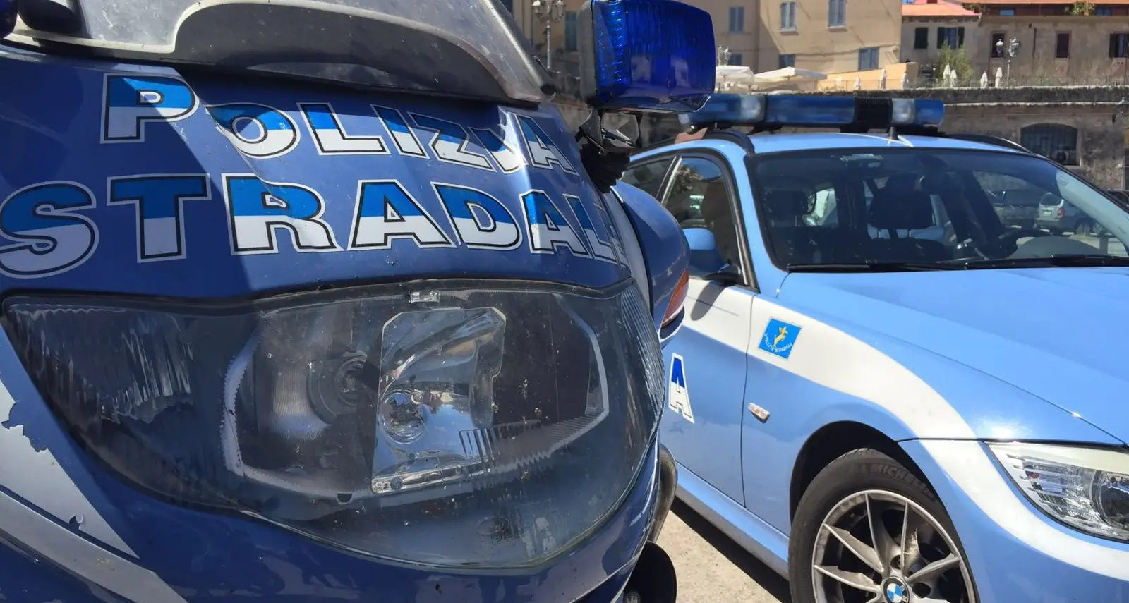 Tampona una vettura, fugge e poi sperona un'auto della polizia: tre feriti