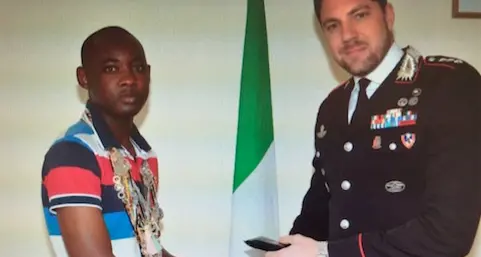 Senegalese trova portafogli e lo consegna ai carabinieri