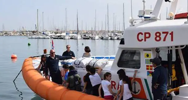 Sicurezza in mare, i bambini delle scuole visitano la Capitaneria di Porto