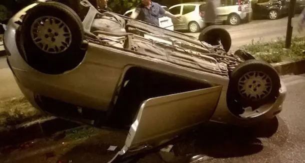 Auto si ribalta in viale Umberto - ECCO IL VIDEO