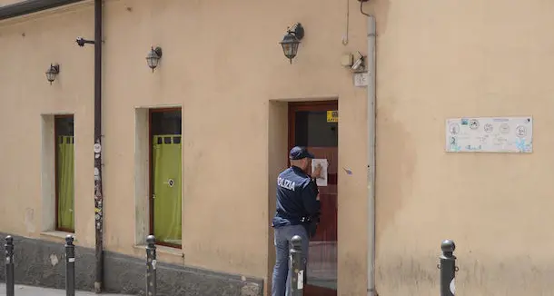 Spettacolo e intrattenimento senza licenza: blitz della polizia nei circoli e bar