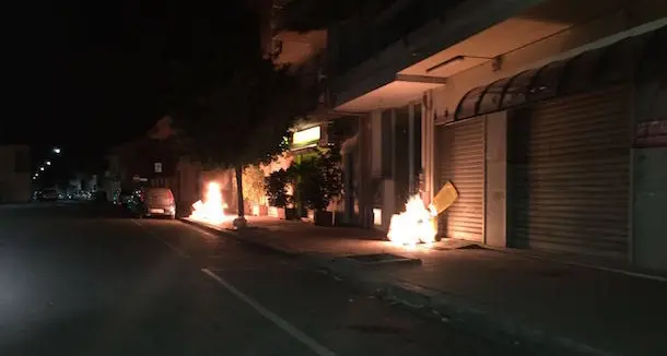 A fuoco quattro bidoni gialli per la raccolta della carta in via Amsicora