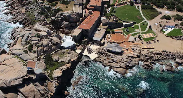 Baia Sardinia. I Carabinieri del Nucleo Tutela Patrimonio Culturale di Cagliari sequestrano parte delle strutture esterne pertinenti al “Phi Beach”