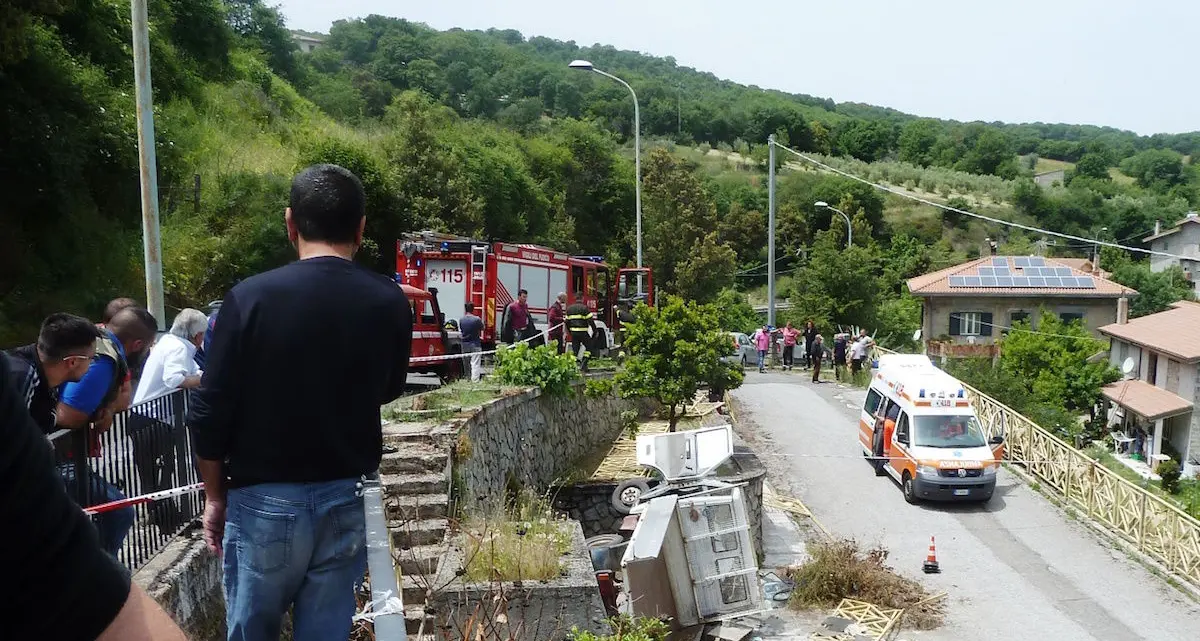 Momenti di paura per un nonnino di 90 anni: con il suo autocarro finisce fuori strada