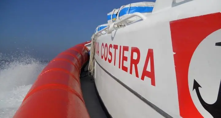 Malore a bordo di una nave cisterna: intervento della Guardia Costiera per soccorrerlo