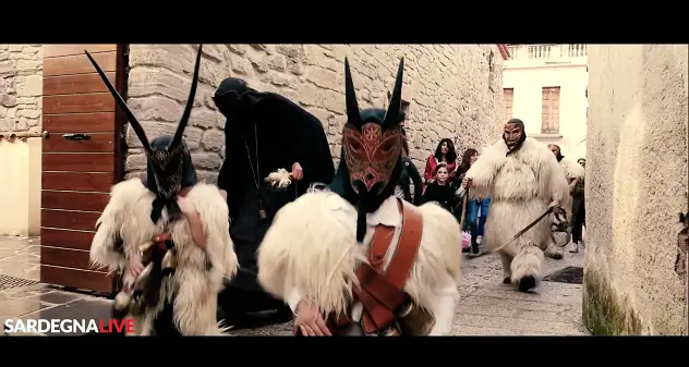 Niente falò, ma Boes e Merdules ballano attorno ad una piccola candela per S’Oguloni de Sant’Antoni. VIDEO