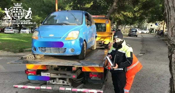 Via i relitti abbandonati dalle strade e in periferia, non si ferma il lavoro della Polizia Municipale