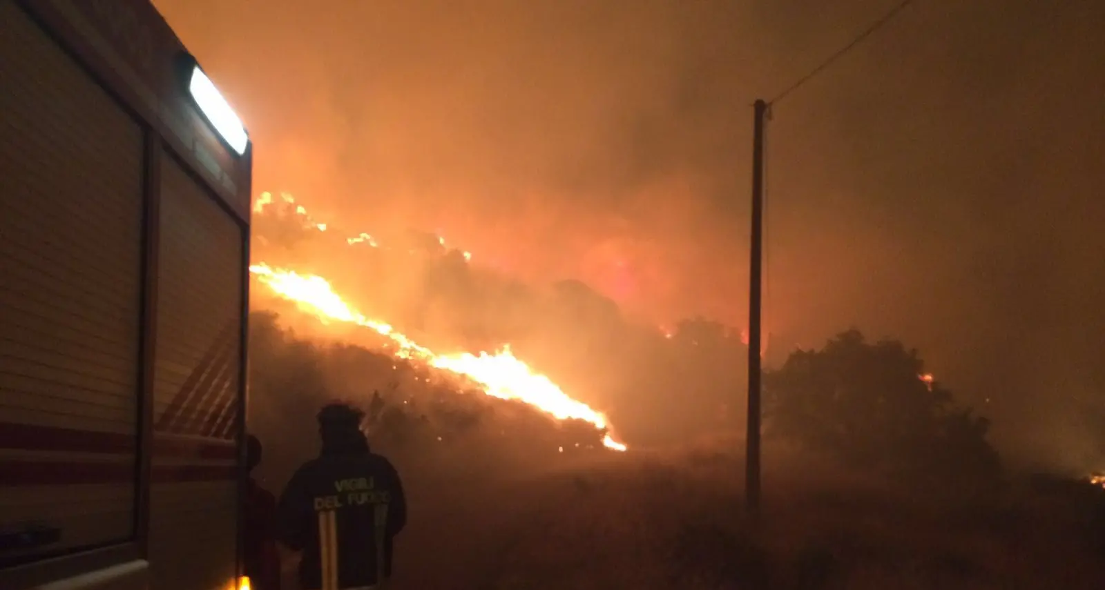 Incendio distrugge il capannone della ditta Sarmaplastic