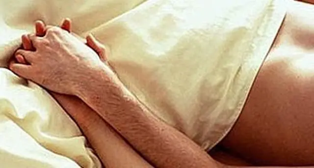 Becca la moglie a letto con l'amante: scoppia la rissa