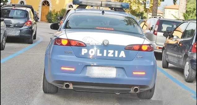 Si sente male, chiama il 118 ma una volta scesa in strada si accascia e muore