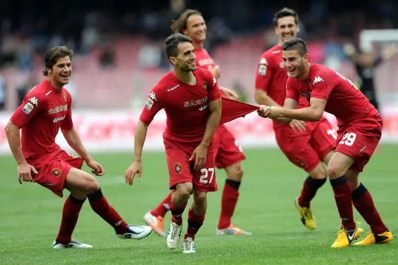 NAPLES, ITALY - APRIL 21:  Marco Sau #27 of Cagliari celebrates with team-mates after scoring his team\\'s second goal to equalise during the Serie A match between SSC Napoli and Cagliari Calcio at Stadio San Paolo on April 21, 2013 in Naples, Italy.  (Photo by Giuseppe Bellini/Getty Images)