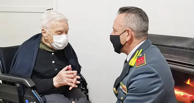 Suo figlio morì in servizio a 23 anni, mamma Modesta Cinus spegne 100 candeline con la Guardia di Finanza