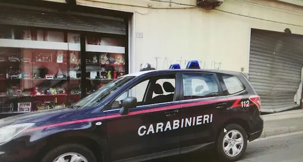 Utilizzano un'auto come ariete: tentato furto in una tabaccheria