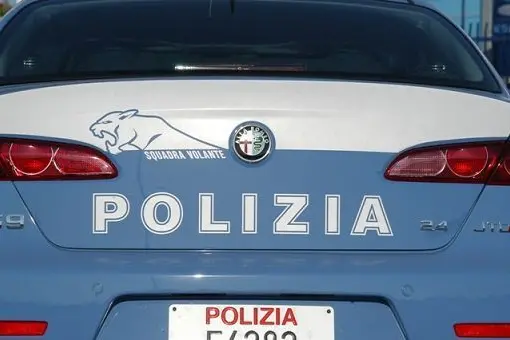 Roma, 7 mar. (Apcom) - Violenza sulla moglie e sulla figlia minore. Per questo un 36enne palermitano, con precedenti di polizia, \\u00E8 stato allontanato dalla casa familiare perche ritenuto responsabile di abuso di mezzi di correzione e maltrattamenti in famiglia. La decisione \\u00E8 stata presa dal Gip di Palermo, Silvana Saguto, su richiesta del Pm, Vella Ancora. Il provvedimento \\u00E8 stato eseguito dalla squadra mobile di Palermo. \\r\\n\\r\\n\\tLe violenze duravano da anni, soprattutto nei confronti della figlia. L\\'uomo la insultava scagliandola addirittura in pi\\u00F9 di una circostanza  contro gli infissi, oltre che sulle scale di casa. Violenze anche sulla moglie, vittima a sua volta di ripetute pratiche vessatorie e di lesioni fisiche.\\r\\n\\r\\n\\tL\\'episodio \\u00E8 emerso nei giorni scorsi quando la giovane madre ha accompagnato sua figlia 13enne all\\'ospedale per escoriazioni ed ecchimosi. Ai medici le due donne hanno fornito una versione di comodo del fortunoso incidente domestico. Immediata la segnalazione alla polizia che ha fatto scattare le indagini. Il clima di terrore e omert\\u00E0 in famiglia \\u00E8 stato finalmente rotto e la donna ha testimoniato denunciando le violenze domestiche.\\r\\n\\r\\n\\tProprio per rendere pi\\u00F9 efficace l\\'azione degli agenti impegnati anche in questo settore, nei prossimi giorni prenderanno il via dei corsi di perfezionamento tenuti dal dirigente della sezione della squadra mobile di Palermo. Si parler\\u00E0 di prevenzione e repressione di violenze familiari e abusi su minori e donne, ma anche delle dinamiche psicologiche per fare in modo da sostenere le vittime degli abusi, anche alla luce della tipizzazione di nuovi reati nel settore, come lo \"stalking\".