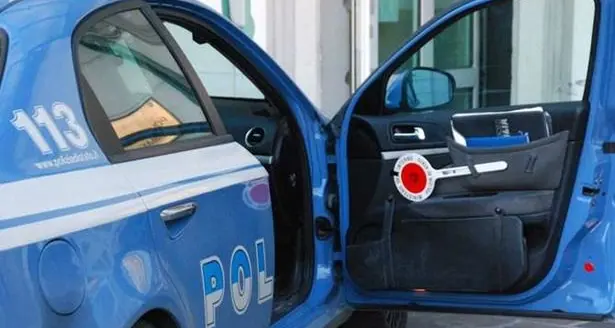 Rubano un'auto e tentano di entrare in un negozio di abbigliamento: poliziotto fuori servizio mete in fuga i malviventi