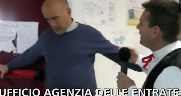 Case vendute a un euro. Blitz di Striscia la Notizia nella sede dell'Agenzia delle Entrate di Nuoro. IL VIDEO