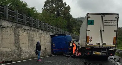 Incidente sulla Statale 131 all'altezza di Codrongianos: camionista perde il controllo del tir