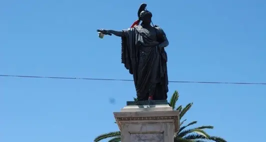 Manifestanti in Piazza Yenne: \"La statua del Re Carlo Felice va spostata\"