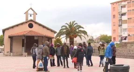 Etiopi accampati davanti alla chiesa del Buon Pastore: secondo giorno di protesta, vogliono lasciare la Sardegna