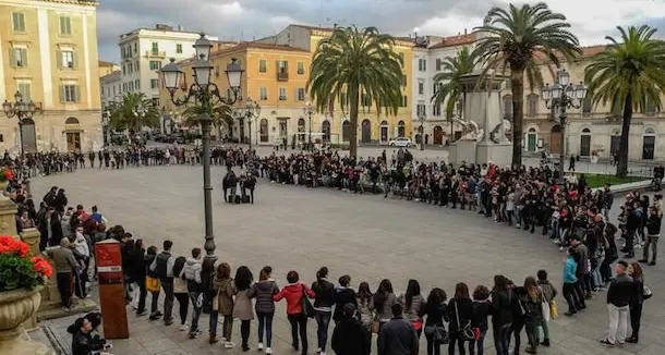 Cavalcata, dimezzato il numero dei figuranti: flash mob di protesta in Piazza d'Italia