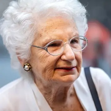 Liliana Segre insultata sui social: il sindaco di Pesaro reagisce