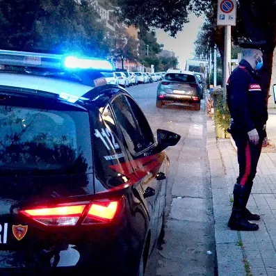 Alla guida sotto l'effetto di eroina, in auto siringhe usate e un laccio emostatico