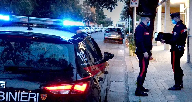 Alla guida sotto l'effetto di eroina, in auto siringhe usate e un laccio emostatico