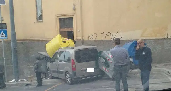 Auto sbanda e finisce contro i cassonetti: paura in via La Vega