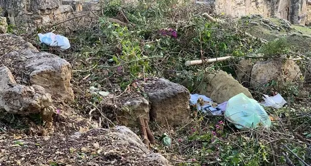 Cagliari. Spazzatura e mascherine abbandonate nell'area archeologica di Villa Tigellio