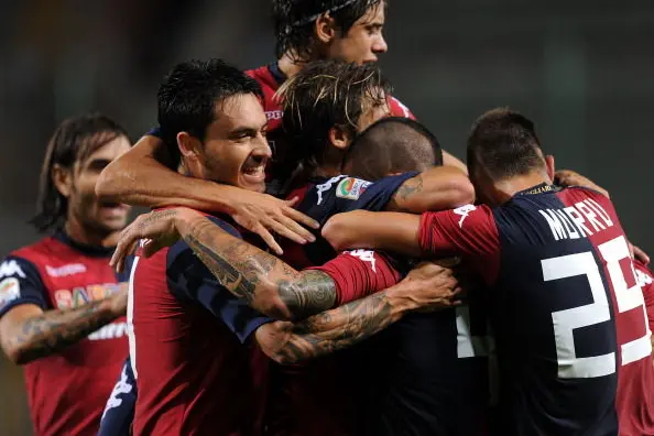 TRIESTE, ITALY - AUGUST 25:  Radja Nainggolan of Cagliari celebrates after scoring a goal to make it 1-1 during the Serie A match between Cagliari Calcio and Atalanta BC at Stadio Nereo Rocco on August 25, 2013 in Trieste, Italy.  (Photo by Giuseppe Bellini/Getty Images)