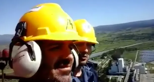 Il video-messaggio dei due lavoratori di Ottana che occupano la ciminiera per protesta a 180 metri di altezza