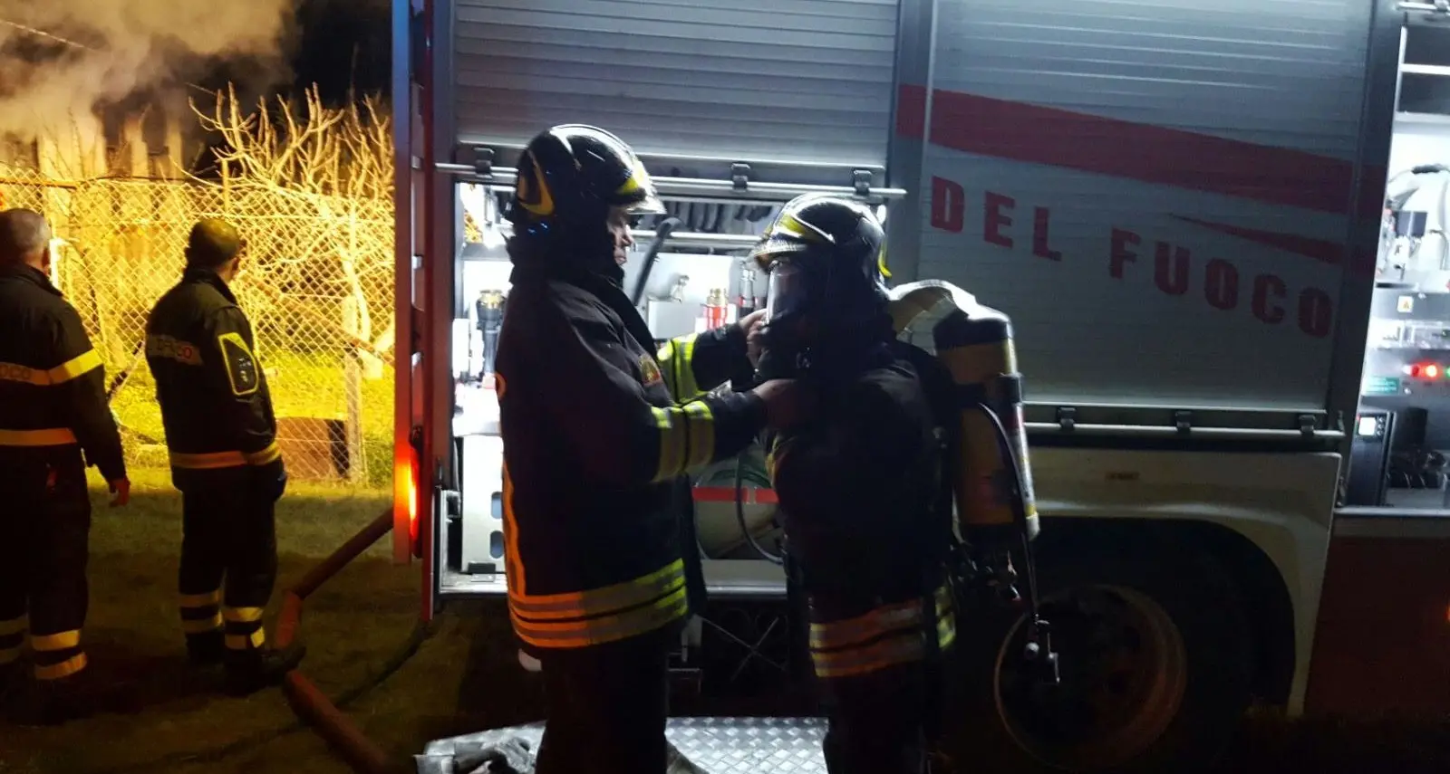 Incendio divampato nella notte distrugge sette auto in un'officina di via Mannironi