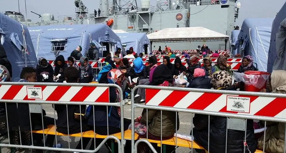 A Cagliari è approdata la nave con a bordo 235 migranti di diverse nazionalità: 118 sono uomini, 111 donne e sei bambini