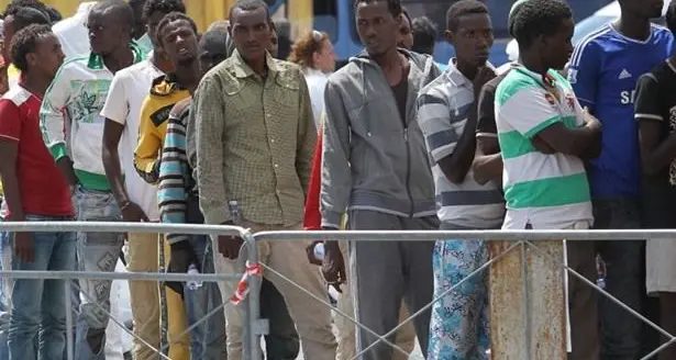 Con documenti contraffati si preparavano a lasciare la Sardegna: fermati 54 migranti