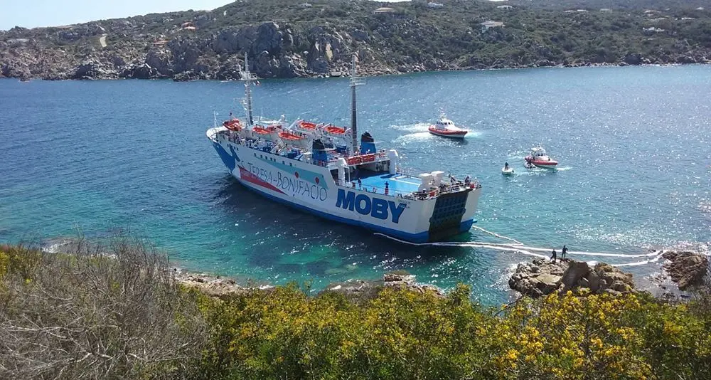 Traghetto incagliato all'uscita dal porto: fra le possibili cause dell'incidente un guasto meccanico